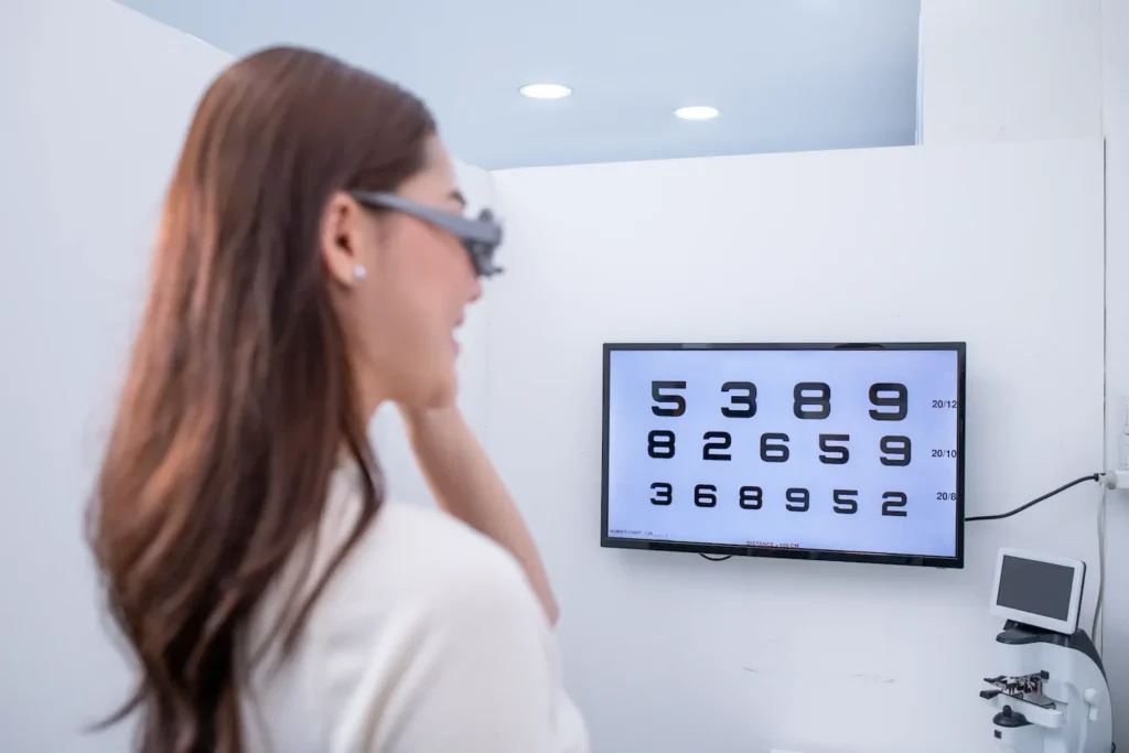 Mujer usando lentes de prueba para diagnóstico de problemas visuales