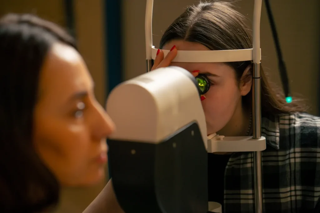 Mujer mostrando un par de lentes graduados para corregir problemas de visión