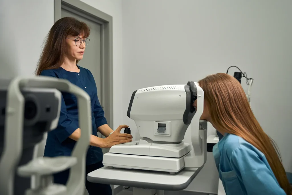 Optometrista realizando revisión ocular con retinoscopio para detectar defectos visuales