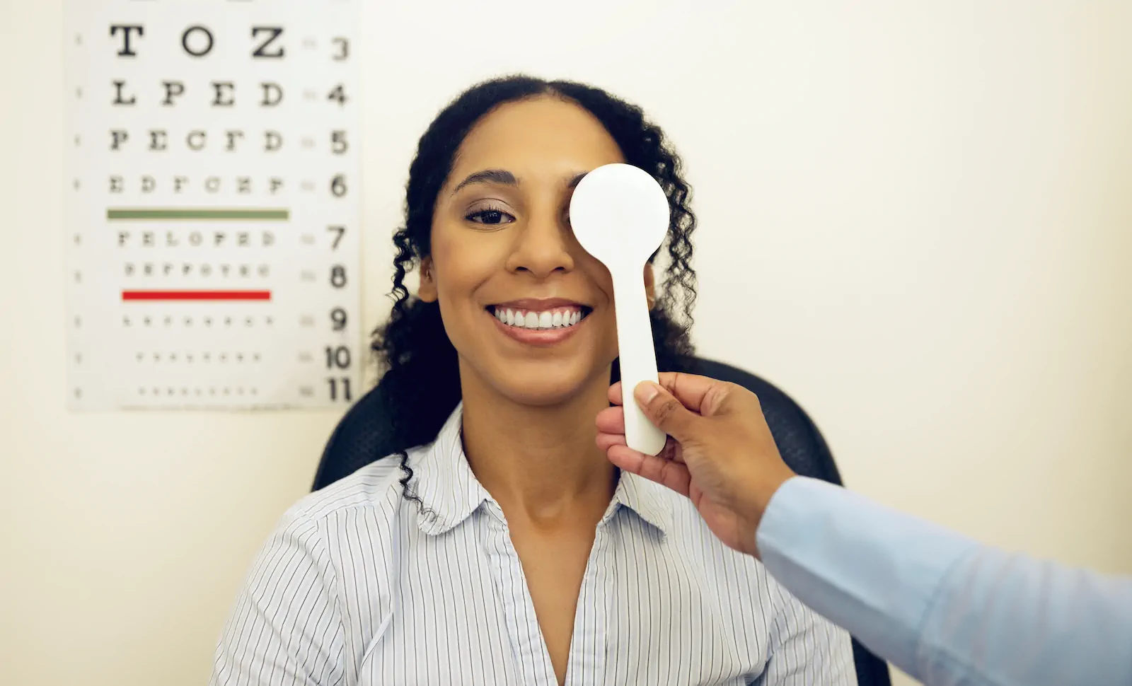 Mujer cubriendo un ojo durante prueba de visión