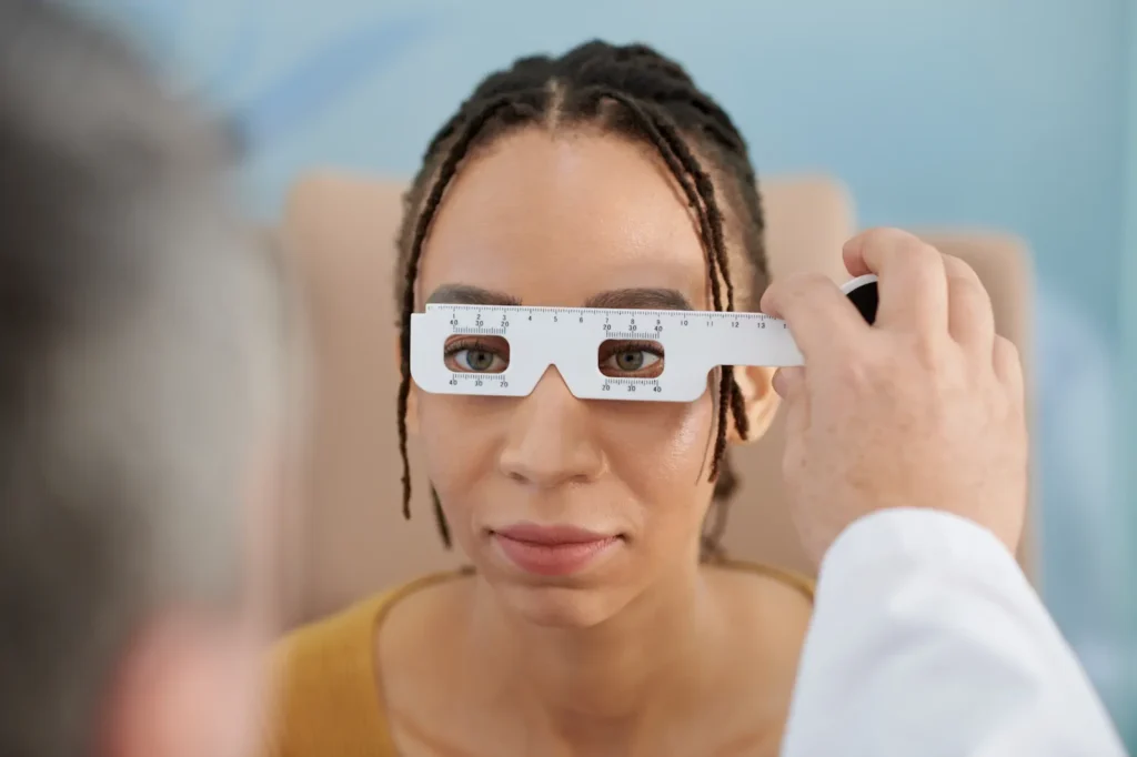 Mujer usando lentes de prueba durante un examen de la vista