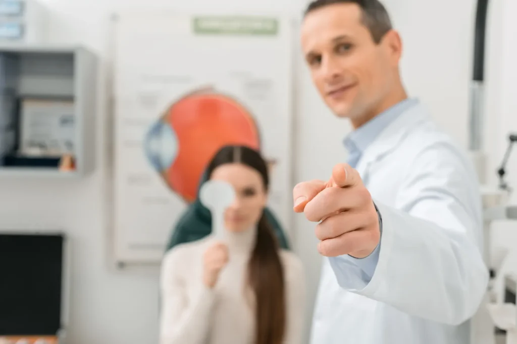 Especialista en optometría mostrando resultados de examen visual a paciente