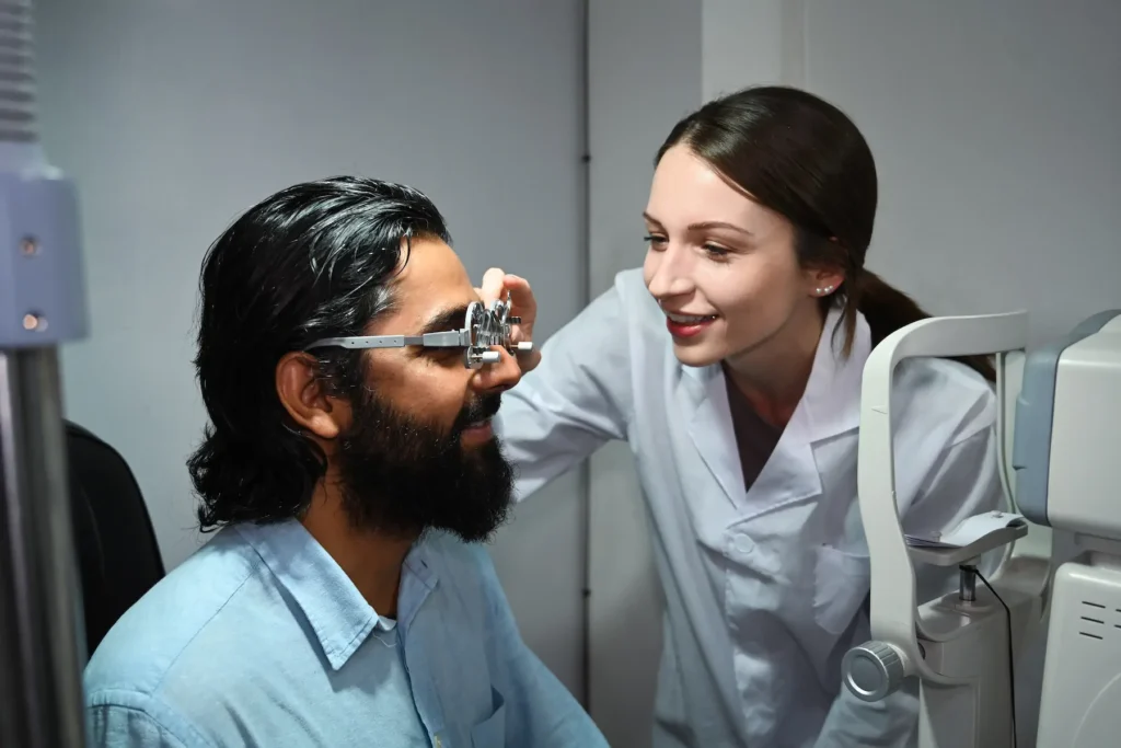 Optometrista realizando examen de la vista a paciente con lentes de prueba
