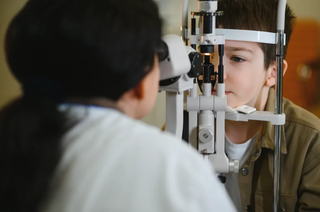 Revisión visual con equipo especializado durante examen optométrico integral.