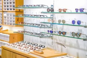 Exhibición de lentes graduados en óptica con variedad de armazones y estilos
