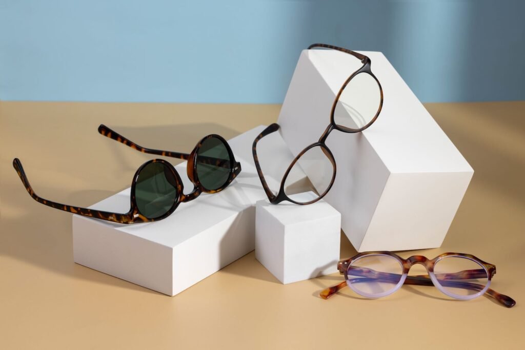 Lentes graduados de diferentes estilos sobre bases geométricas en exhibición