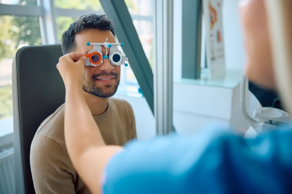 Profesional realizando prueba de visión con lentes de prueba en entorno clínico laboral