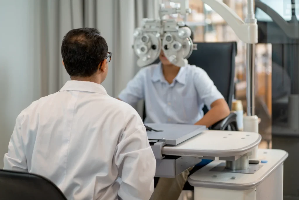 Consulta de optometría en jornada de salud visual para empresas