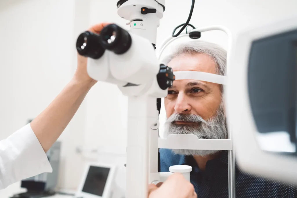 Examen optométrico con autorefractómetro para evaluar graduación visual