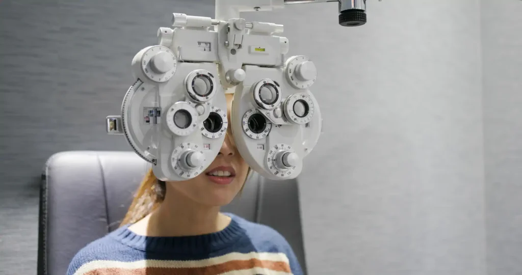 Prueba optométrica con foróptero para detectar problemas visuales en trabajadores