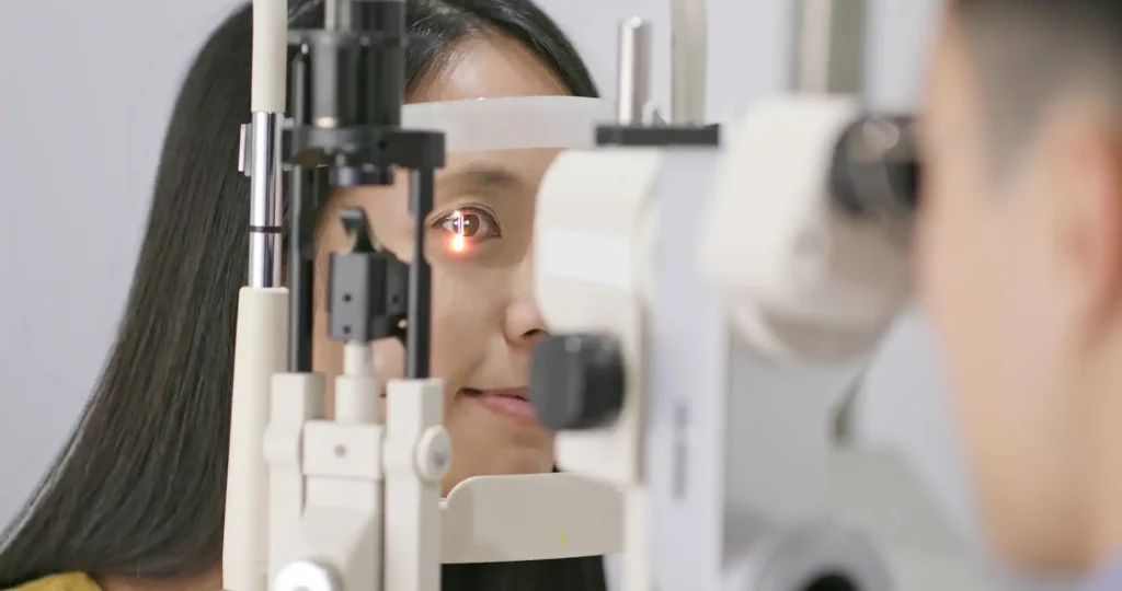 Evaluación de agudeza visual con equipo oftalmológico en revisión preventiva en el trabajo