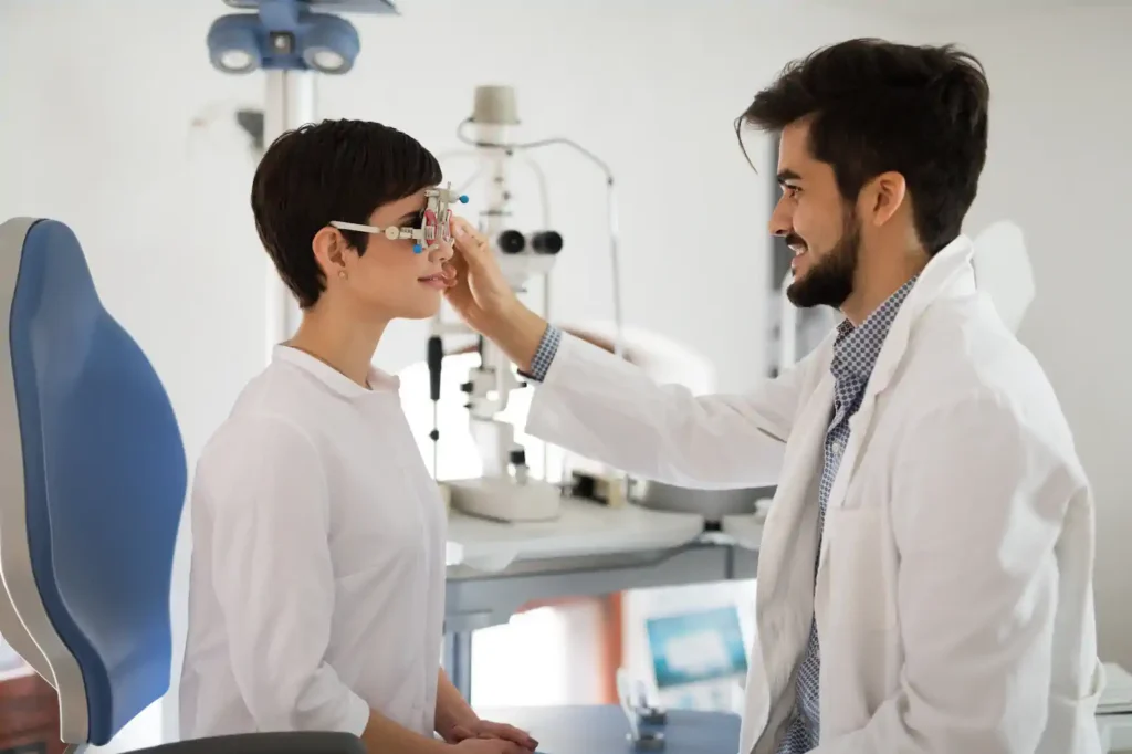 Optometrista examinando los ojos de un paciente con lámpara de hendidura