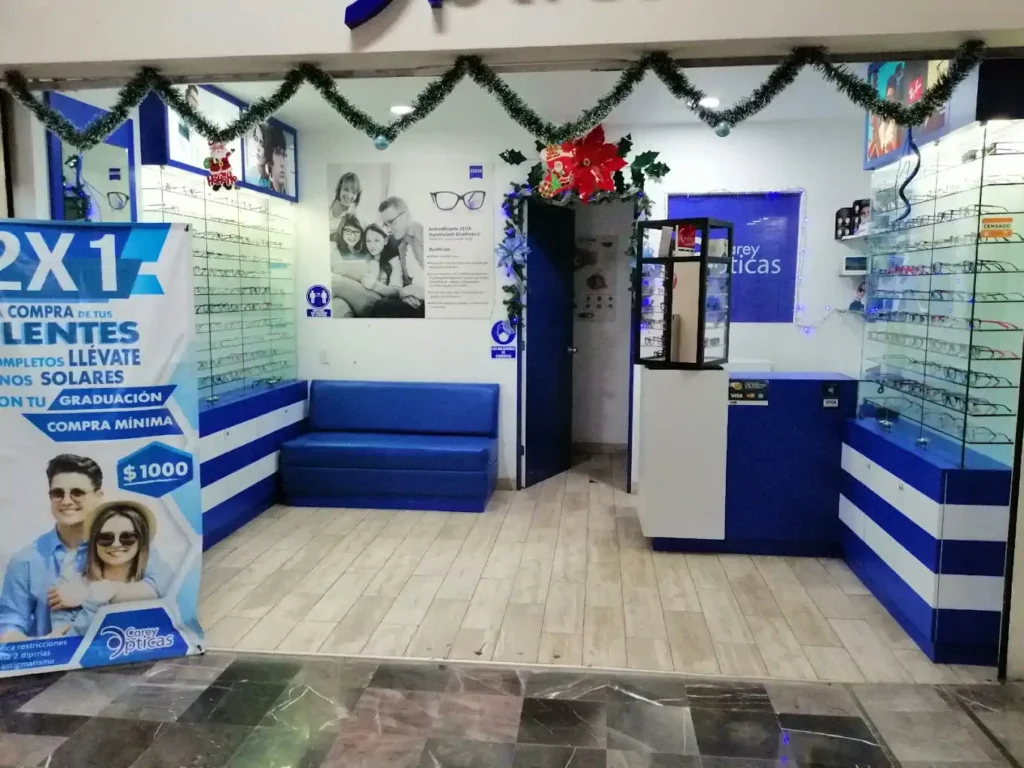 Interior de Ópticas Carey con exhibidores de armazones