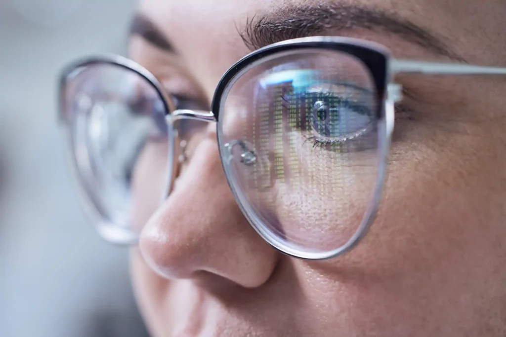 Reflejo de datos digitales en lentes