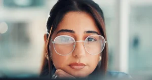 Mujer con lentes redondos mirando al frente