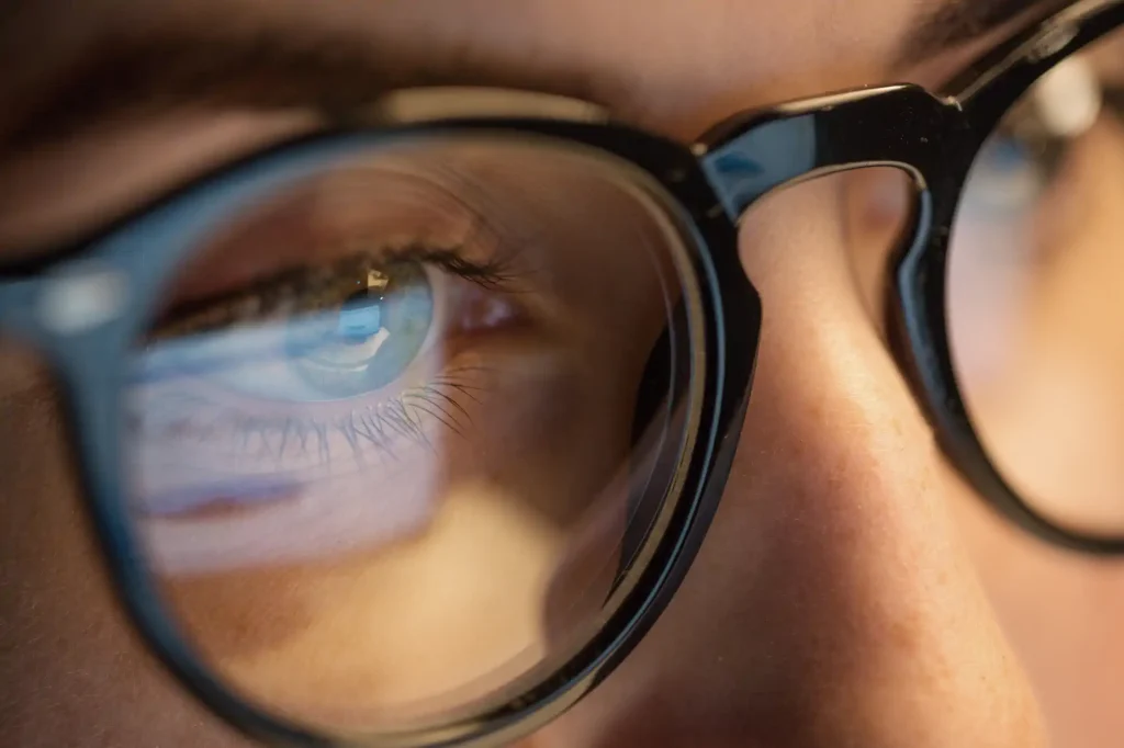 Primer plano de ojo con gafas y reflejo