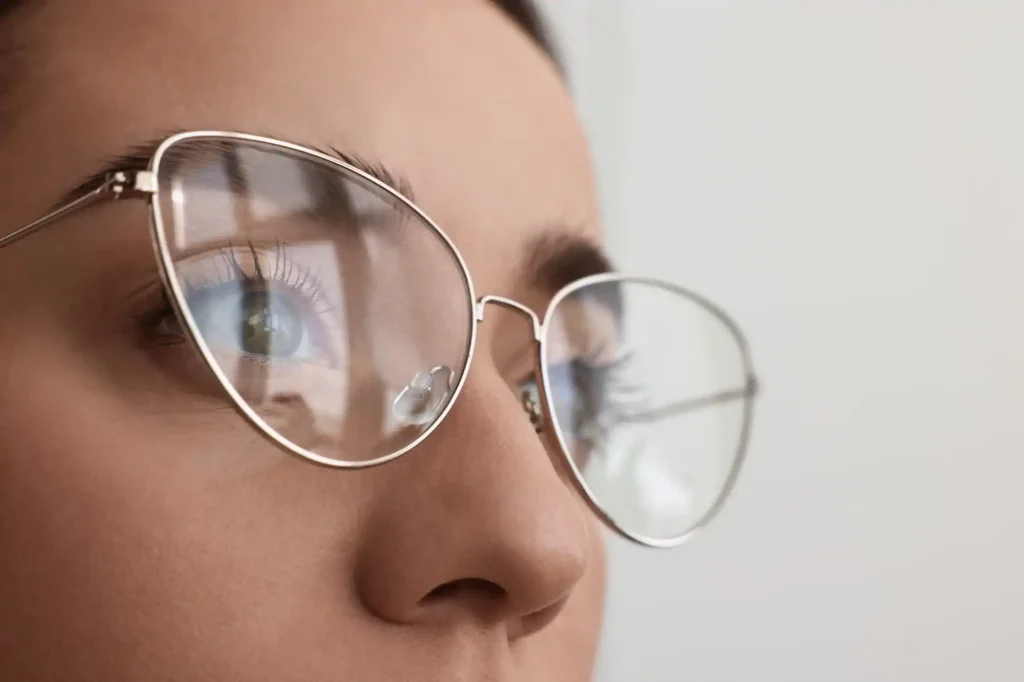 Primer plano de ojos con lentes metálicos