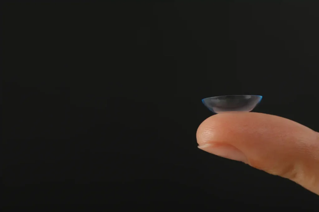 Lente de contacto sobre la yema del dedo