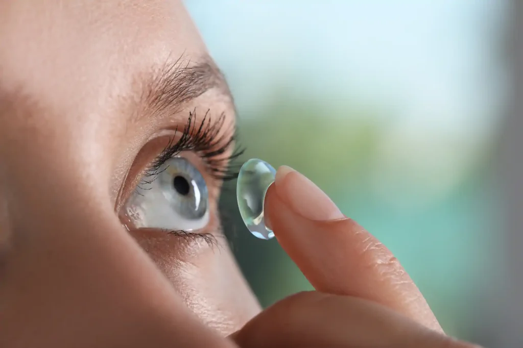 Persona colocando lente de contacto en su ojo