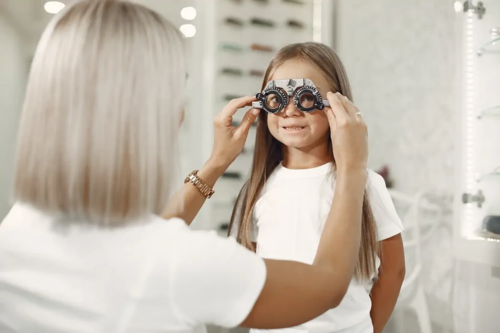 Niña durante examen de la vista con optometrista