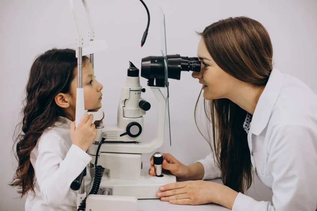 Doctora realiza examen de la vista a niña
