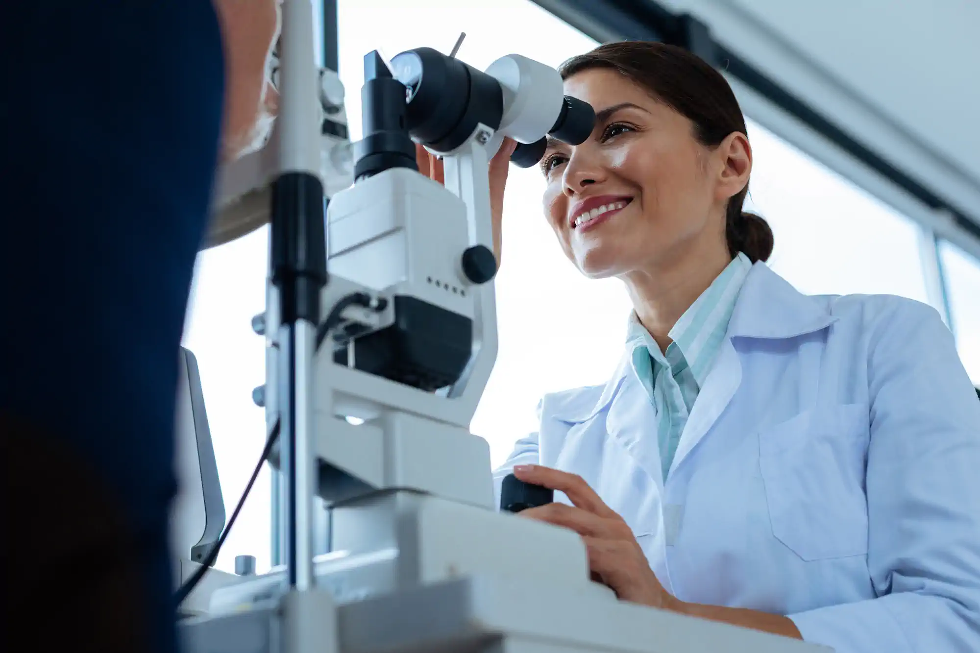 Oftalmóloga realizando examen visual con lámpara de hendidura