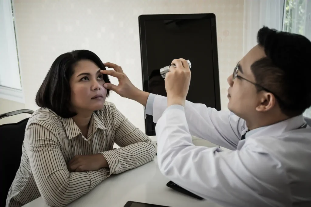 Médico revisa ojo de paciente en consulta
